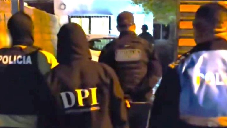 En la madrugadad de este lunes, la policía hizo tres allanamientos en Puerto Madryn y detuvo a dos sospechosos del crimen en la plaza del barrio 360 viviendas. En la madrugadad de este lunes, la policía hizo tres allanamientos en Puerto Madryn y detuvo a dos sospechosos del crimen en la plaza del barrio 360 viviendas. 