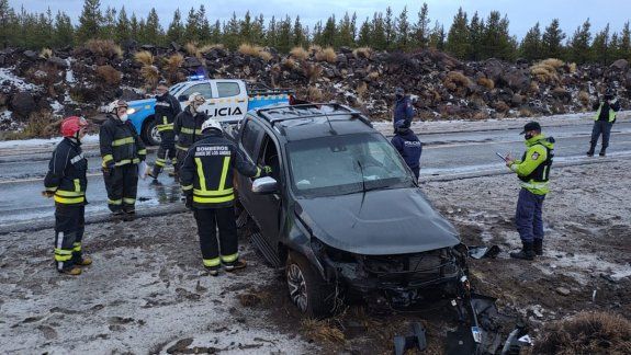 Neuquinos destruyeron su 4x4 cuando volvían de San Martín 