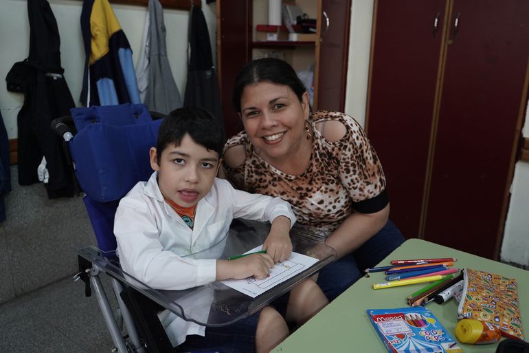 Escuela 125: no habla ni camina, pero junto a sus compañeritos de primero construye inclusión