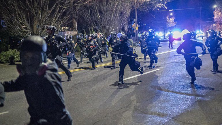 Policía mató a un joven negro y volvió la violencia a las calles de EE.UU.
