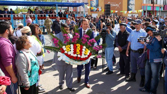 El gobernador Omar Gutiérrez y el intendente José Rioseco, durante el acto.