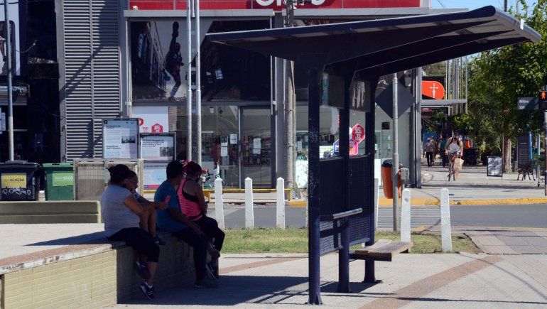 Para evitar un golpe de calor es importante hidratarse y protegerse del sol.