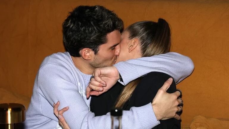 Francisco Tinelli a los besos con Valentina Liberman, la noche en la que blanqueó su romance. Francisco Tinelli a los besos con Valentina Liberman, la noche en la que blanqueó su romance.
