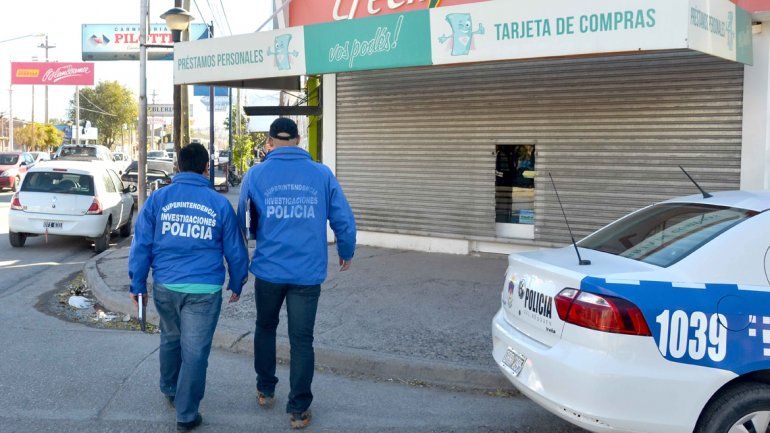 Efectivos de la Policía trabajaron ayer en la financiera ubicada en Godoy y Chajarí