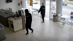 Los delincuentes ingresaron a la heladería mientras no había clientes. | LM Neuquen Los delincuentes ingresaron a la heladería mientras no había clientes.
