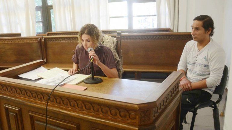 Méndez junto a la defensora oficial cuando le otorgaron el beneficio.