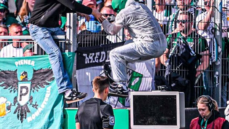 Insólito: dos hinchas encapuchados entraron a la cancha y desconectaron el VAR para evitar una revisión
