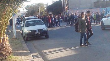 estudiantes de las epet realizaron una protesta en las escuelas estudiantes de las epet realizaron una protesta en las escuelas
