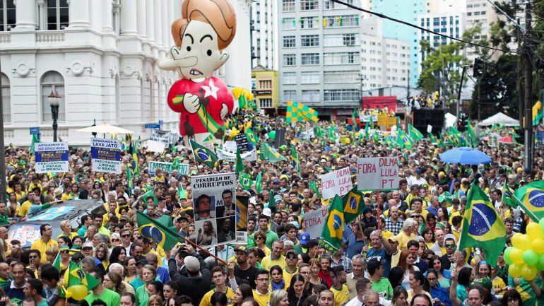 Una multitud marchó contra el gobierno de Dilma Rousseff