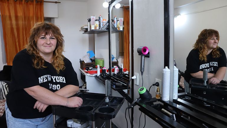 Federica Parrucchieri hace trece años tomó la decisión de probar suerte en la Argentina y su vida cambio. Hace más de una década que tiene su peluquería en Jujuy 370.