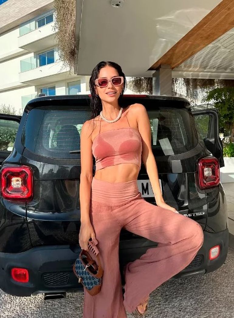 Además de trabajar, la modelo generó contenido para su empresa de cosméticos. Además de trabajar, la modelo generó contenido para su empresa de cosméticos.