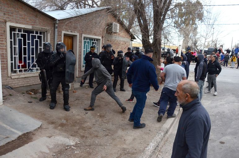 En 13 fotos, bronca y violencia por los abusos en el Jardín 31