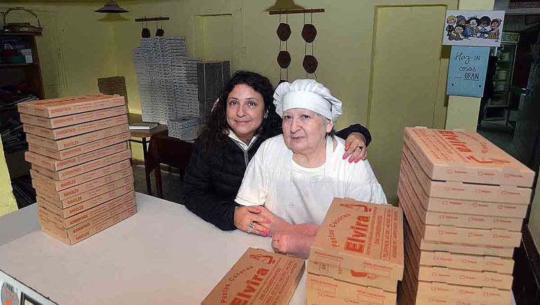 Elvira y su hija Ana María en la fábrica de pastas situada en Misiones 681. Elvira y su hija Ana María en la fábrica de pastas situada en Misiones 681.