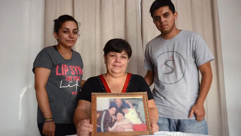 Elizabeth Caamaño junto a sus hijos Nadia y Gabriel. Elizabeth Caamaño junto a sus hijos Nadia y Gabriel.