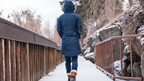 Adiós parkas tradicionales: el abrigo que está de moda para este invierno 2025