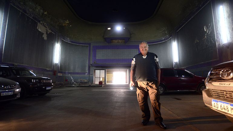 La estructura del cine con sus paredes despintadas y descascaradas. Arriba, en el fondo, se puede observar lo que fue la sala de proyección de las películas. La estructura del cine con sus paredes despintadas y descascaradas. Arriba, en el fondo, se puede observar lo que fue la sala de proyección de las películas.