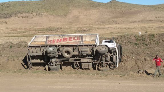 Camión de cerveza perdió el control en una bajada y volcó