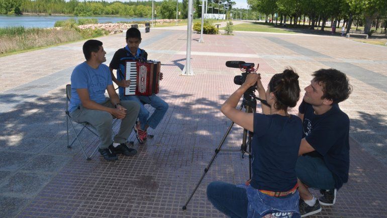 Con el Paseo de la Costa de escenografía