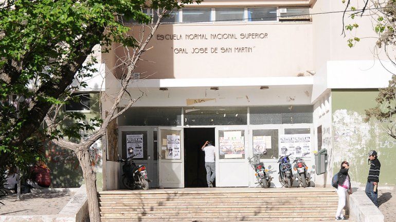 Violencia en el colegio San Martín: una mamá golpeó a alumnos y a una docente