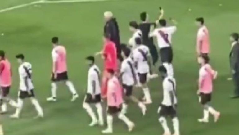 La impactante piña de Maximiliano Salas a una persona que filmaba la salida de River tras la derrota ante Boca