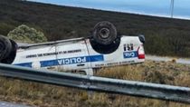 Llevaban un preso a declarar y se dieron vuelta con la camioneta en la Ruta 3. Llevaban un preso a declarar y se dieron vuelta con la camioneta en la Ruta 3.