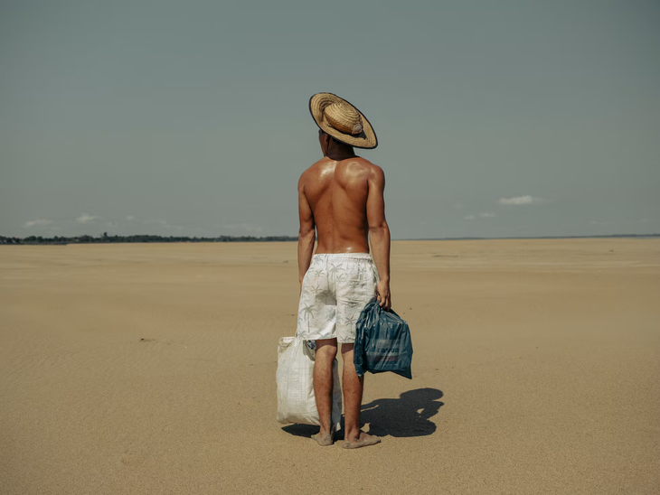 Cordeiro Freitas ayuda a su madre a llevar comida desde el punto donde atracan los barcos hasta la comunidad pesquera de Maracapuru, caminando casi 2 kilómetros bajo el sol.Musuk Nolte (Bertha Foundation) Cordeiro Freitas ayuda a su madre a llevar comida desde el punto donde atracan los barcos hasta la comunidad pesquera de Maracapuru, caminando casi 2 kilómetros bajo el sol.Musuk Nolte (Bertha Foundation)