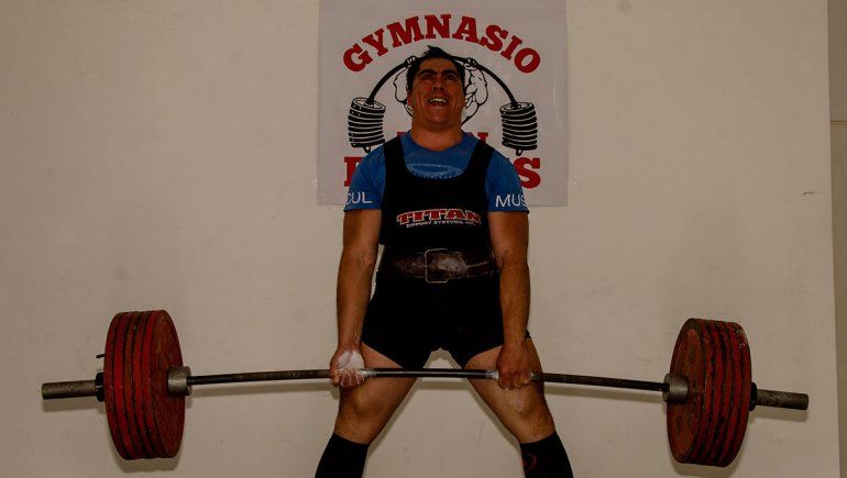 Es portero, bicampeón del mundo en levantamiento de pesas y busca un récord histórico