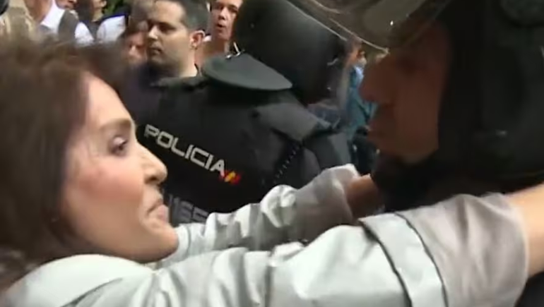 Policía denunció a una manifestante por abuso sexual