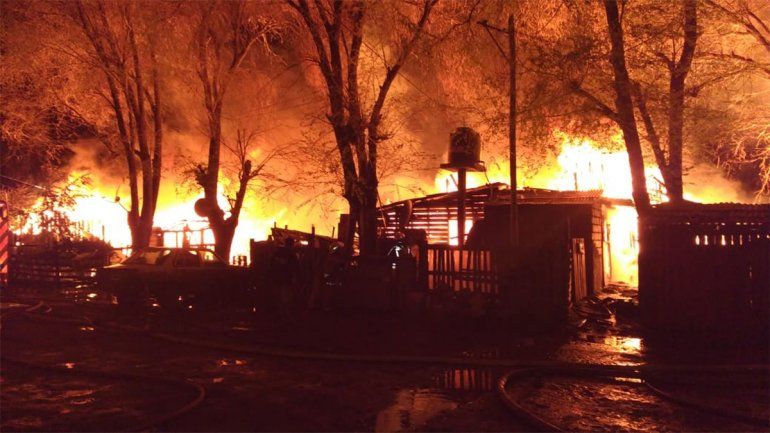 Impresionante incendio destruyó unas 10 viviendas de una toma