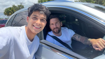 el incomodo momento de messi con un fanatico que le pidio un beso el incomodo momento de messi con un fanatico que le pidio un beso