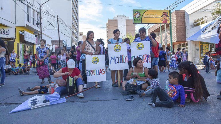 Barrios de Pie marchó en reclamo de ayuda escolar para chicos de la región