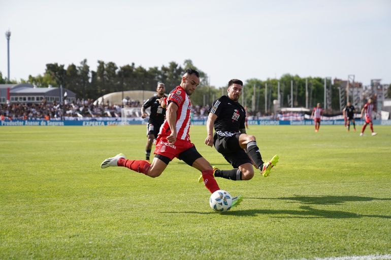 Riestra hizo estallar las redes: las insólitas imágenes de su estadio en pleno partido