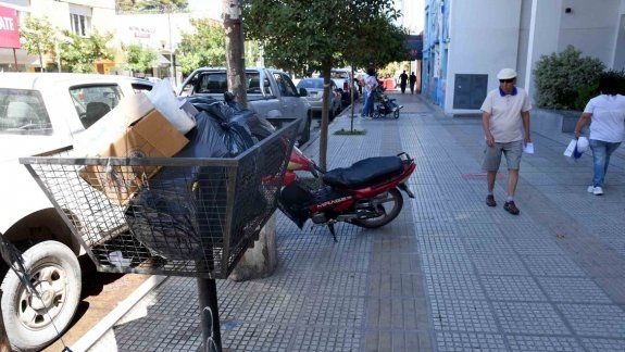 De a poco, los neuquinos deberán acostumbrarse a tirar la basura en dos bolsas diferentes: húmedos y secos.