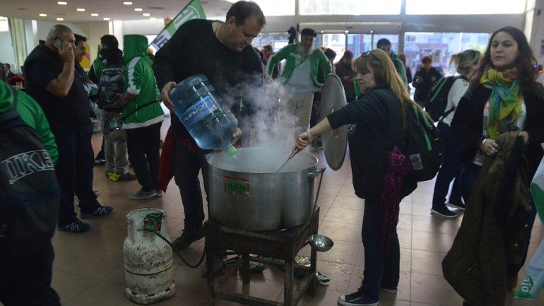 ATE copó el hall de la Muni contra despidos de Macri