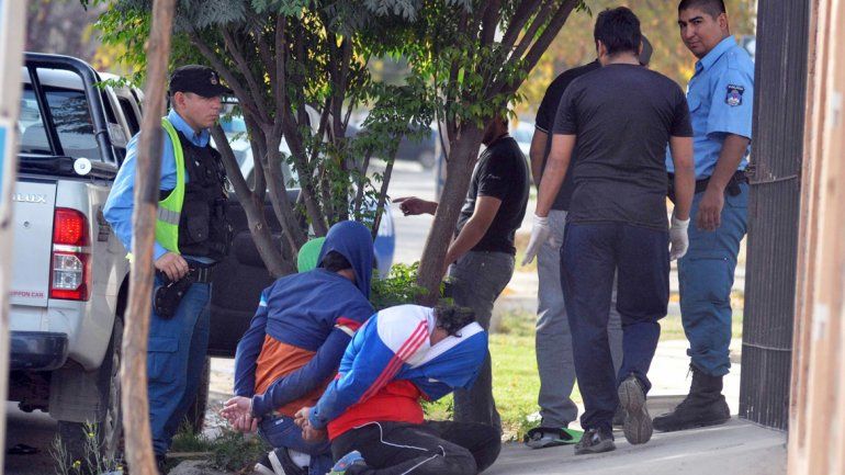 El Bolita y dos cómplices ingresaron a la casa de un hombre en el barrio Melipal para cobrar una deuda.