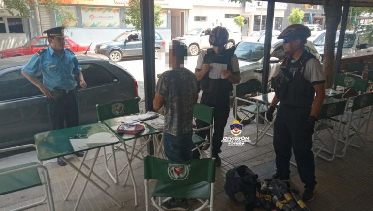 Tensión en pleno centro: intento de robo, amenazas, detención y una piña al comisario