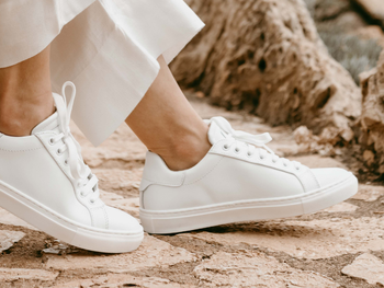 Adiós a las zapatillas blancas: nueva moda 2026