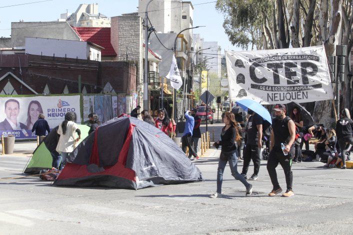A pesar de la orden de desalojo, organizaciones mantienen el acampe