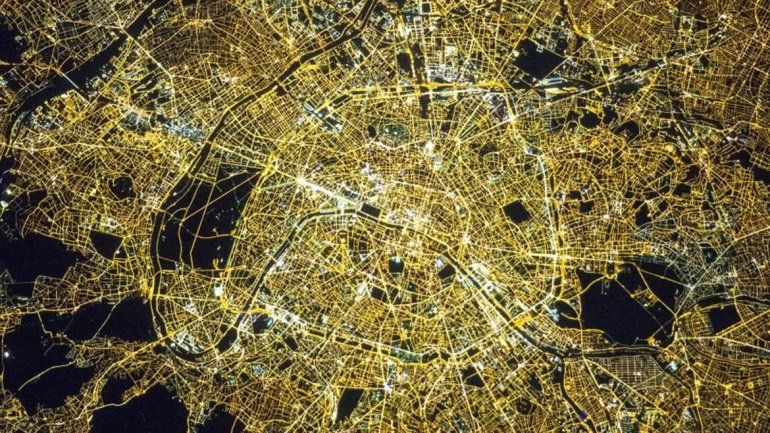 Así se ve París de noche desde el espacio