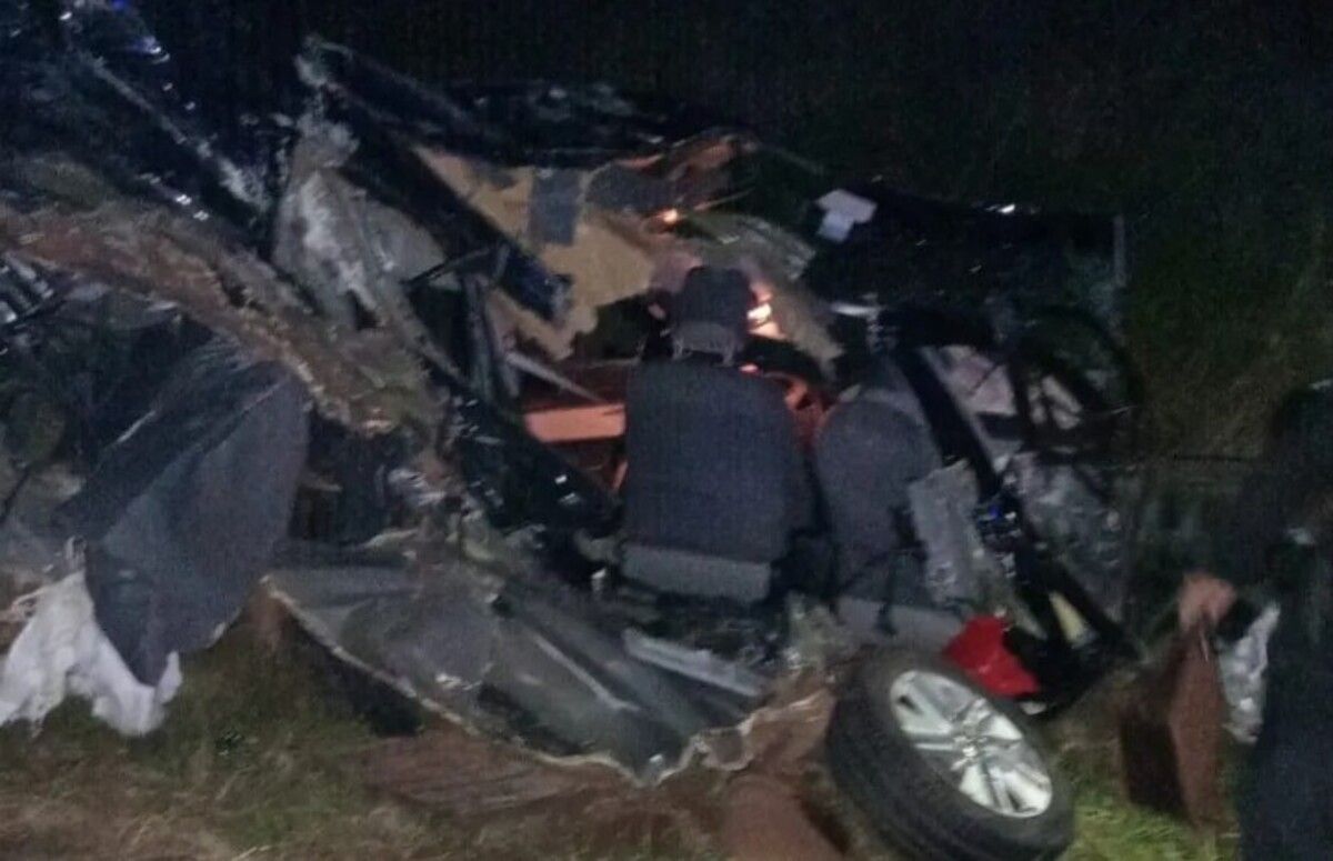 El auto despistó e impactó de frente contra un camión, por lo que ambos murieron en el acto.