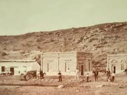 La estancia Leleque en 1889, cuando fue fundada por Argentine Southern Land Co. Ltd. Era el latifundio más grande en toda la Patagonia. La estancia Leleque en 1889, cuando fue fundada por Argentine Southern Land Co. Ltd. Era el latifundio más grande en toda la Patagonia.