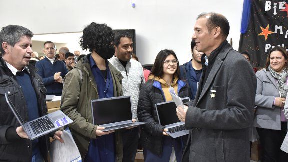 Gutiérrez inauguró un jardín y entregó más de 2 mil notebooks
