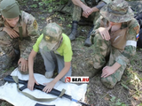 Los escolares aprenden a manejar armas como parte de su nuevo entrenamiento en Rusia.