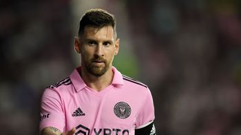 Pese a no jugar, Lionel Messi fue el centro de las cargadas. Pese a no jugar, Lionel Messi fue el centro de las cargadas.