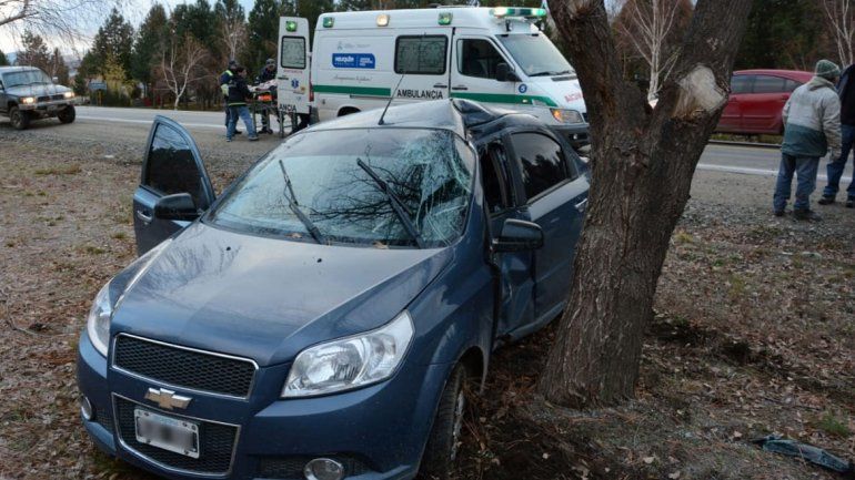 Junín: por el hielo, perdió el control del auto y chocó contra un árbol
