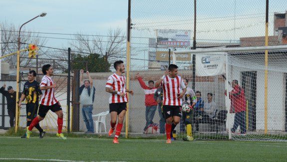 Huguito ganó en las alturas, remató de cabeza al travesaño, dio en la espalda de Tanfulla y se metió para el 1-0.