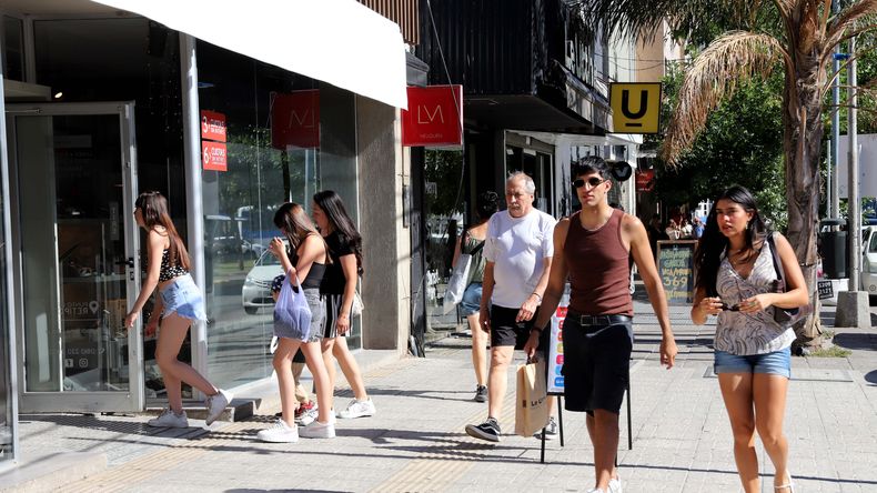Año Nuevo: estos son los horarios de cierre de los comercios de Neuquén | LM Neuquen Año Nuevo: estos son los horarios de cierre de los comercios de Neuquén