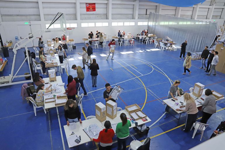 En 13 fotos, así comenzó el escrutinio definitivo de las elecciones legislativas en Neuquén