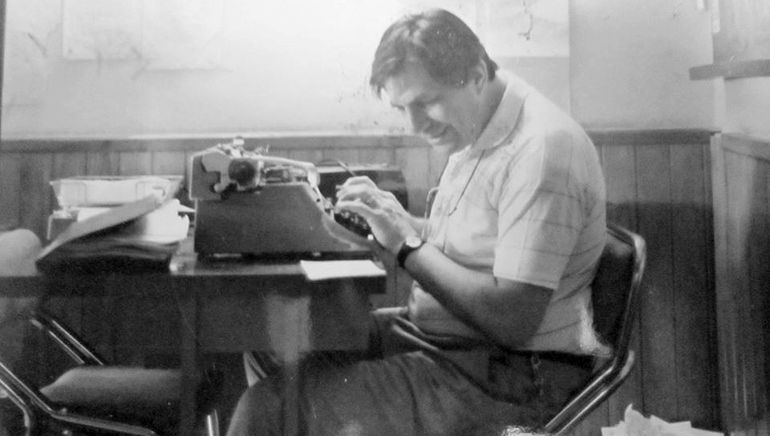 El querido y recordado José Pepe Ramós Paz, en un escritorio de la vieja LU5. El querido y recordado José Pepe Ramós Paz, en un escritorio de la vieja LU5.