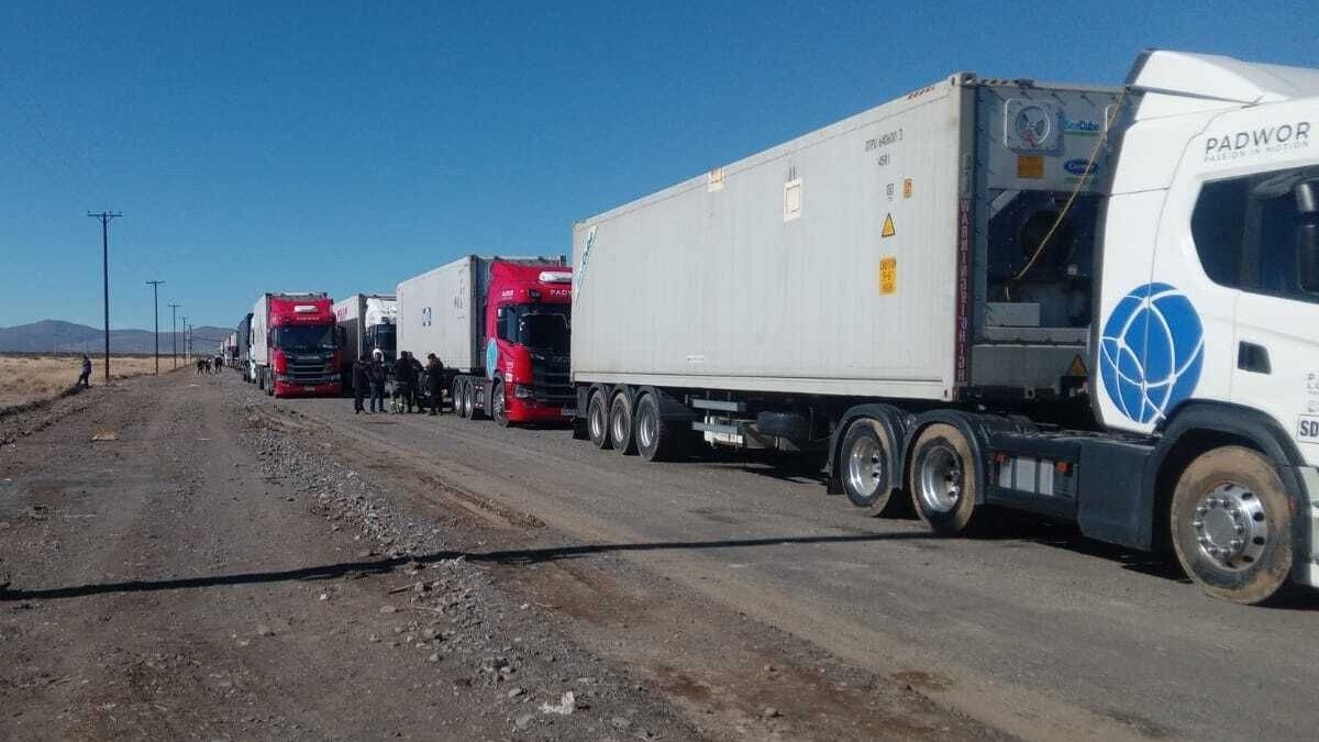 Unos 60 camiones quedaron varados en Las Lajas para pasar a Chile thumbnail